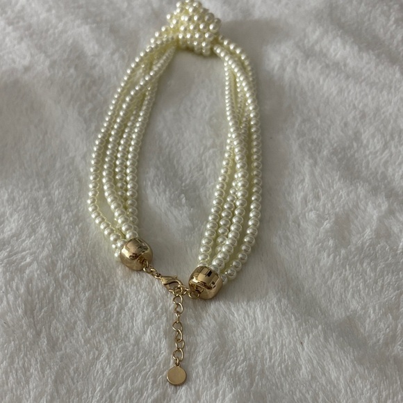 Luxurious Gold and Pearl Women's Necklace - Picture 3 of 3